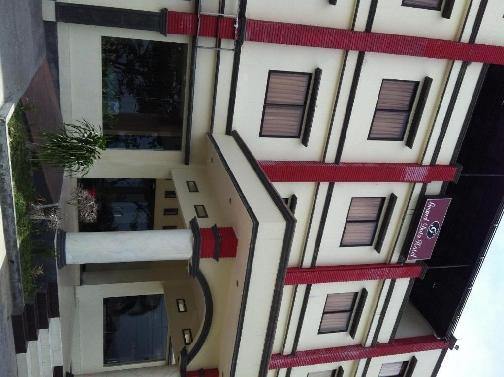 Grand Duta Hotel 팔루 외부 사진