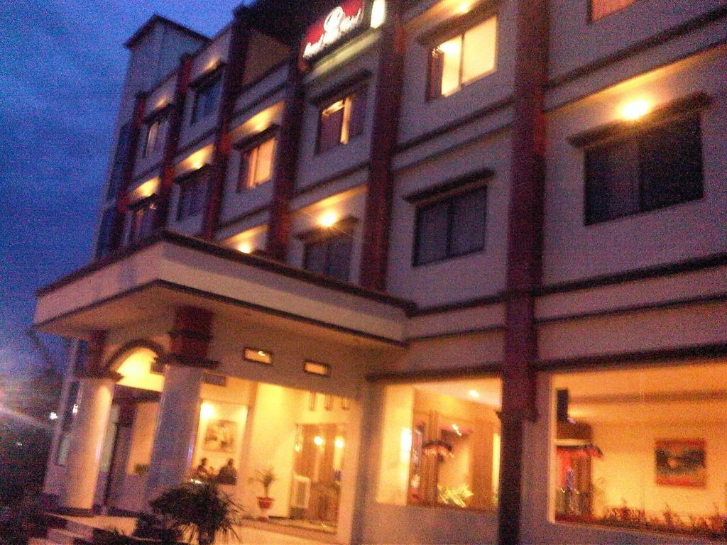 Grand Duta Hotel 팔루 외부 사진